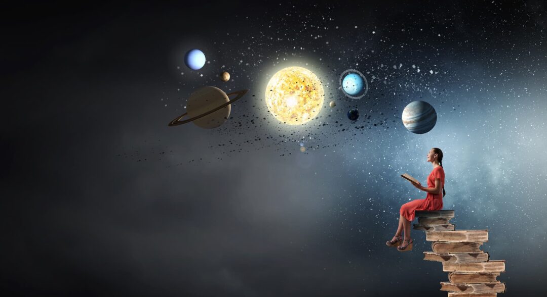 egy nő ül könyveken és nézi az univerzumot