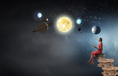 egy nő ül könyveken és nézi az univerzumot