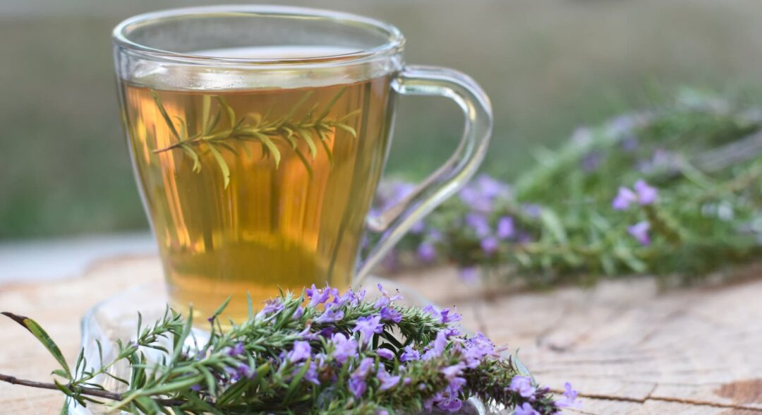 kakukkfű és tea az asztalon