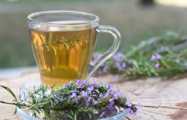 kakukkfű és tea az asztalon