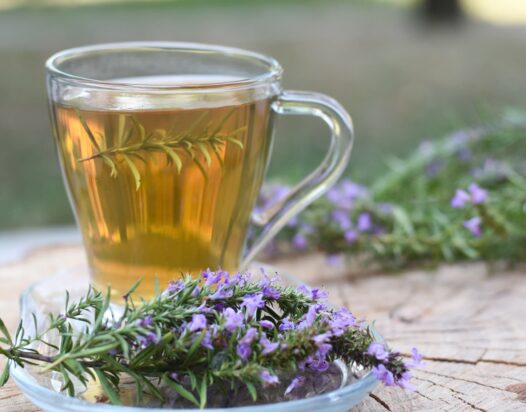 kakukkfű és tea az asztalon