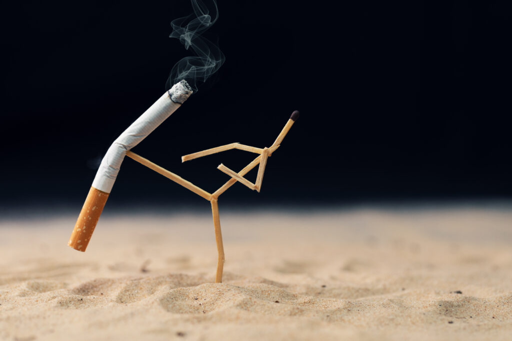 Leszokás koncepciója – Pálcikaember elindít egy cigarettát