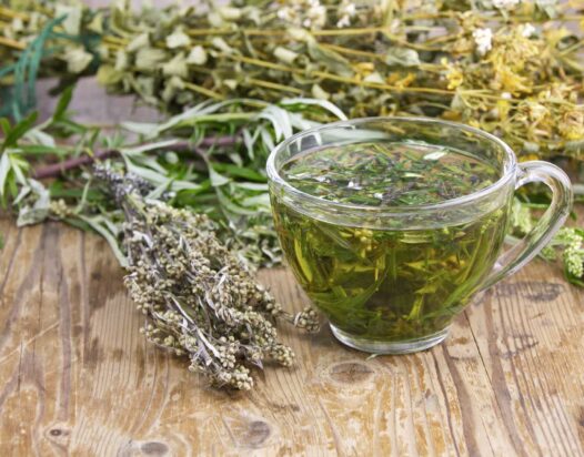 gyógynövények és tea egy asztalon