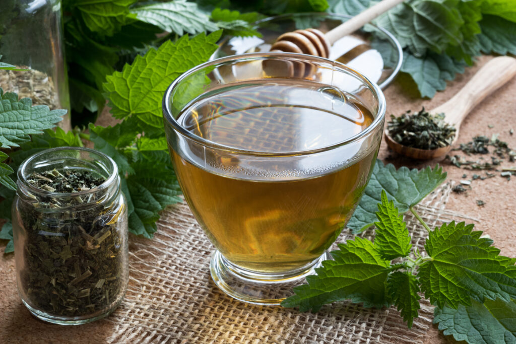 Egy pohár csalán tea.