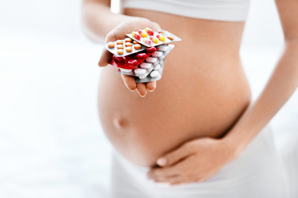 Kismama vitaminokat szed a terhesség alatt.
