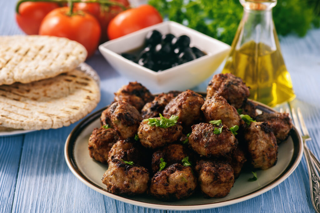 Görög húsgolyók (keftedes) pita kenyérrel és tzatziki mártotással.