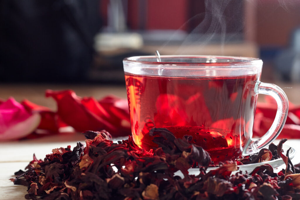 Vörös hibiszkuszból készült tea