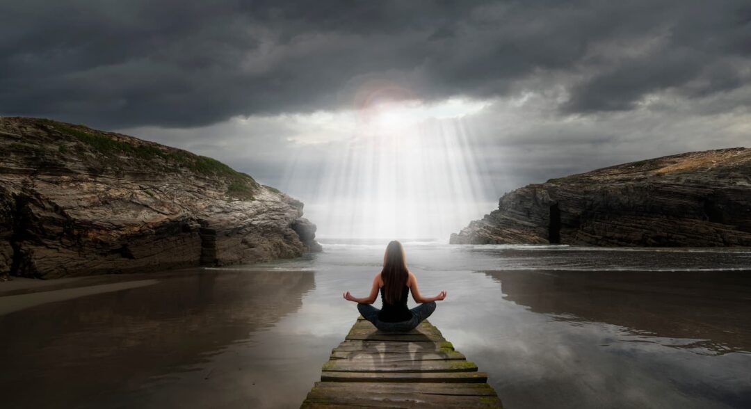 meditáló nő a vízparton