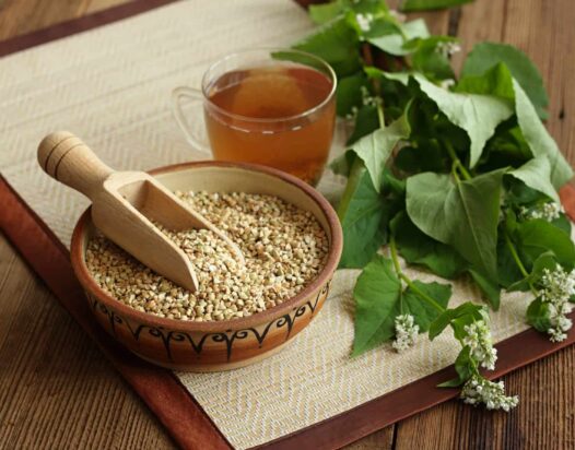 hajdina tea, liszt és a hajdina növény egy asztalon