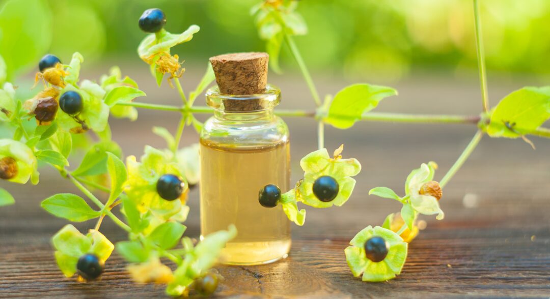 Belladonna illóolaj gyönyörű üvegben az asztalon