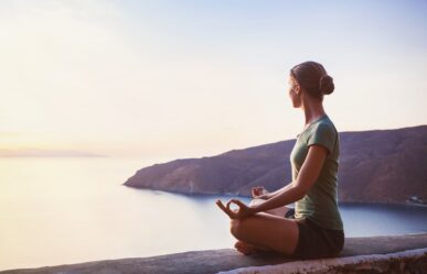 meditáló nő a parton