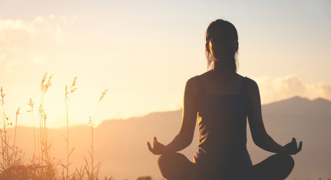 meditáló nő a természetben