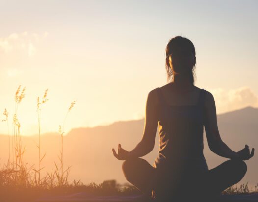 meditáló nő a természetben