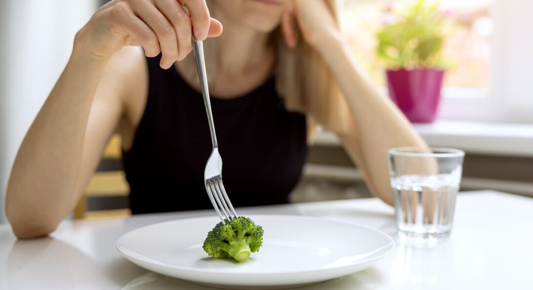 anorexiás nő nem akar enni
