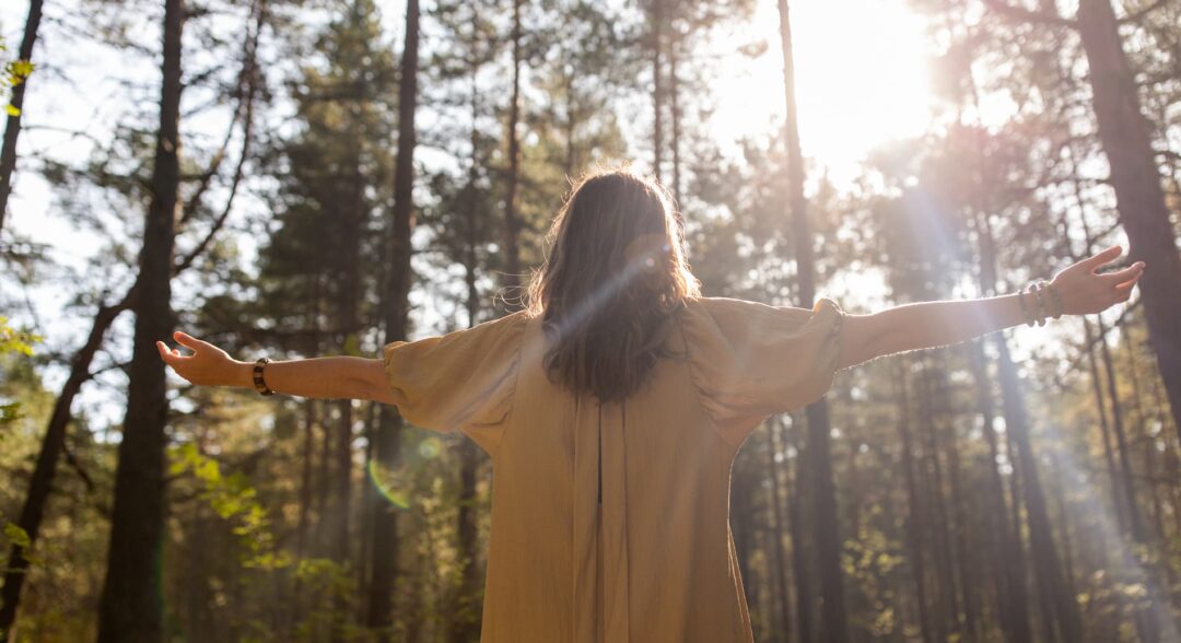 kitárt karokkal meditáló nő