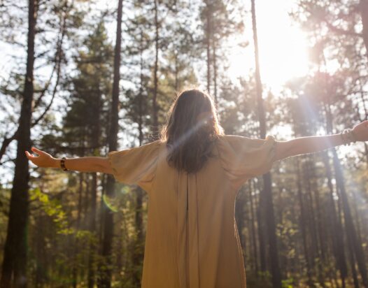 kitárt karokkal meditáló nő