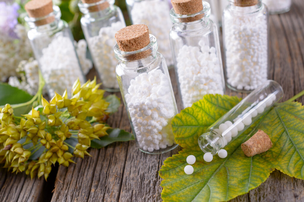 Homeopátiás golyócskák üvegcsékben.