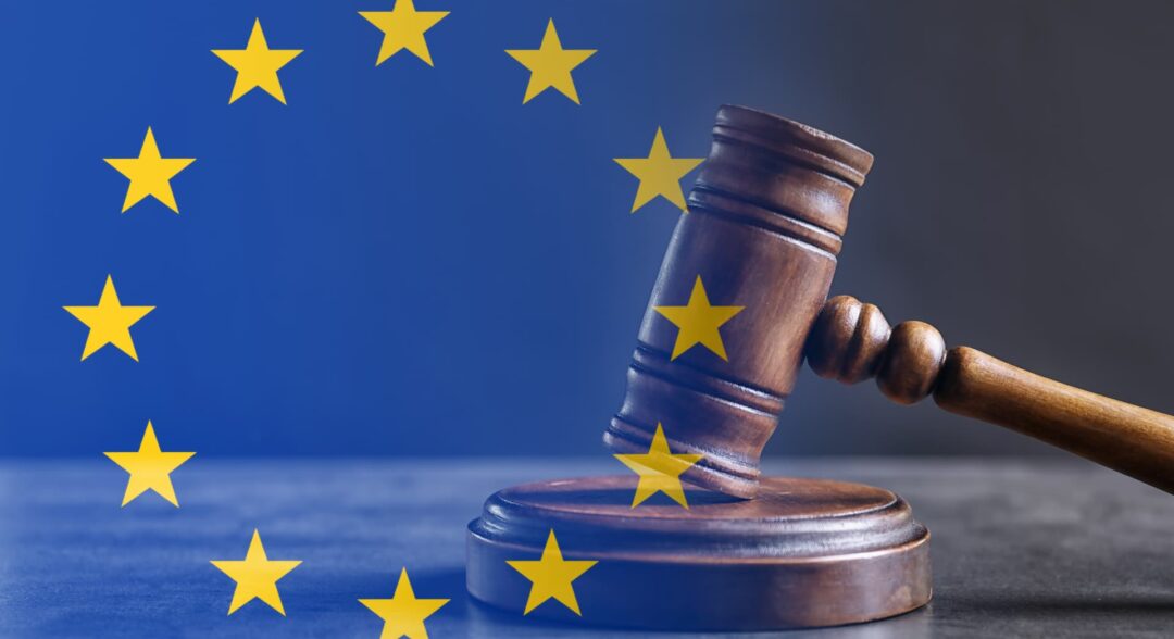 EU zászló, és bírósági kalapács