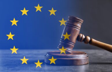 EU zászló, és bírósági kalapács