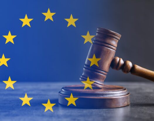 EU zászló, és bírósági kalapács