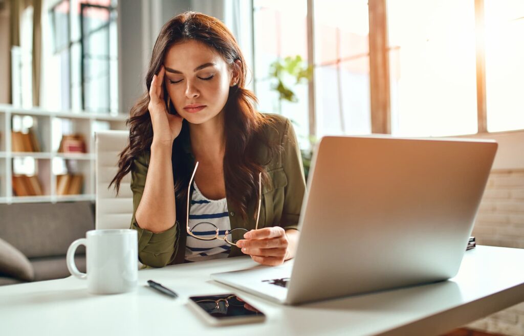stresszes nő az irodában