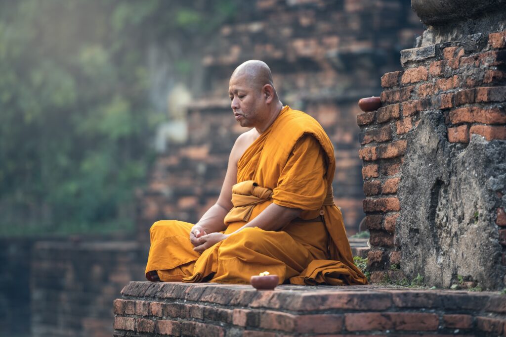 Buddhista szerzetes meditál a templomban