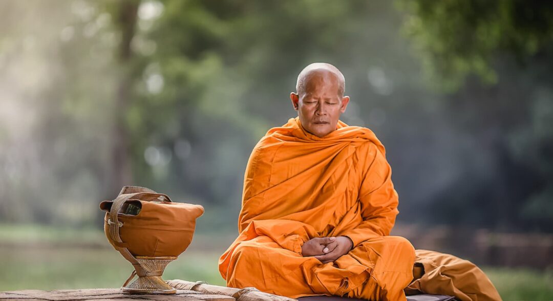 buddhista szerzetes meditál