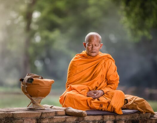 buddhista szerzetes meditál