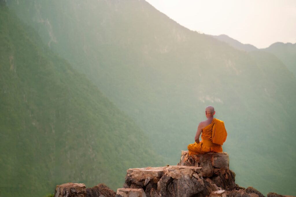 Buddhista szerzetes meditál