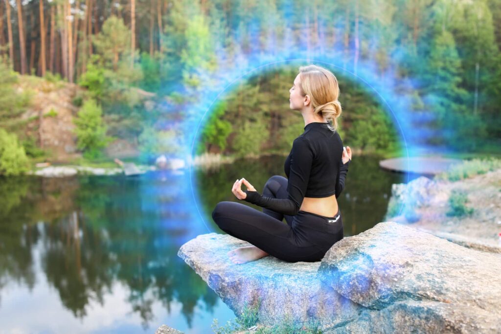 meditáló nő auraburokkal