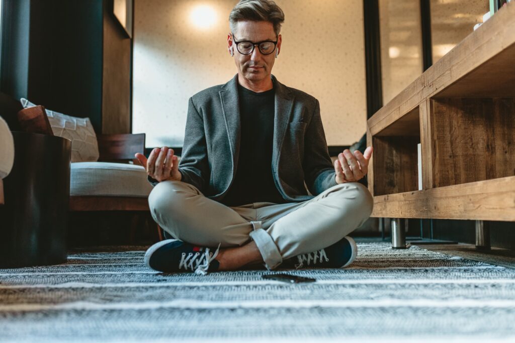 Üzletember meditál az irodában