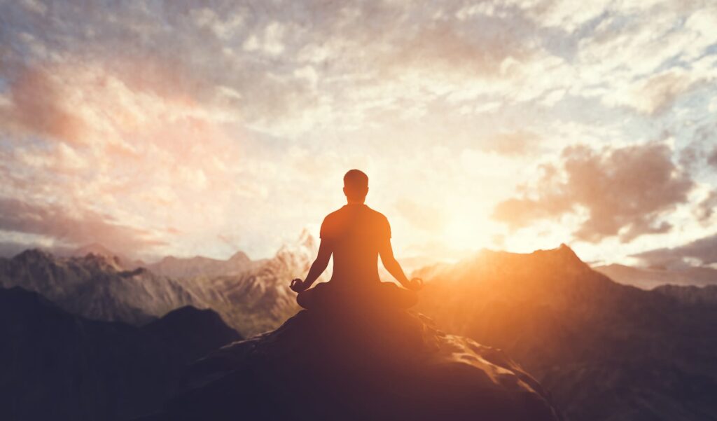 meditáló férfi a hegyen