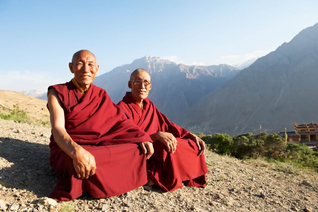 2 buddhista szerzetes meditál