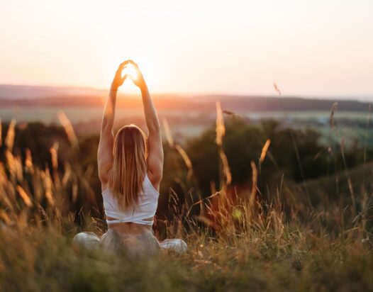 meditáló nő a természetben