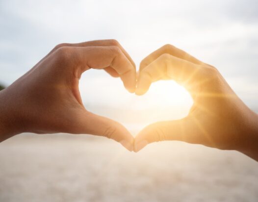 kéz szívet formál