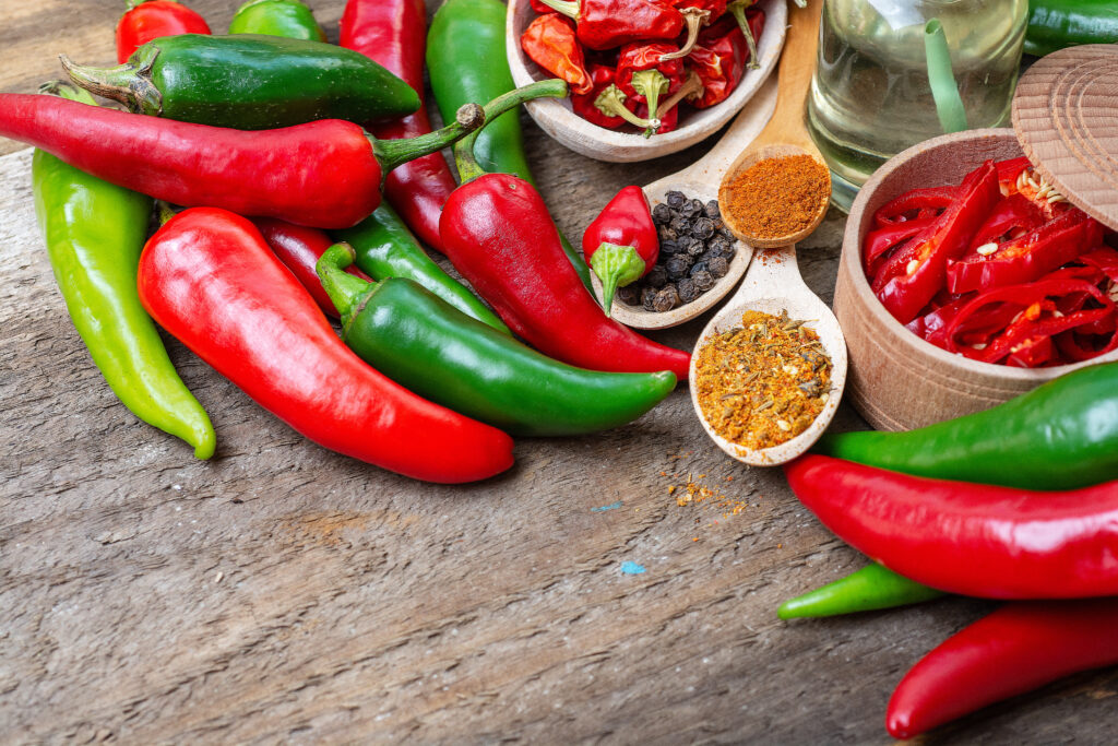 Piros és zöld erős paprikák, őrölt pirospaprika