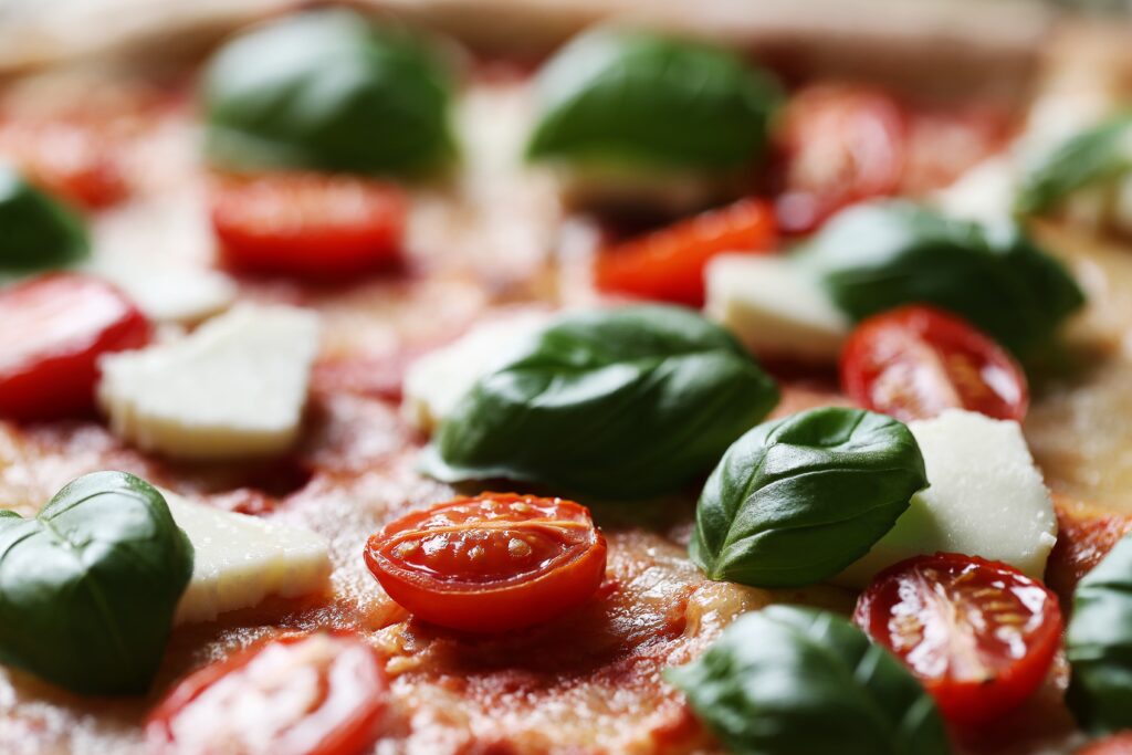 pizza, bazsalikom, paradicsom