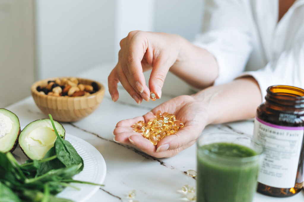 Omega 3 kapszula egy nő tenyerében