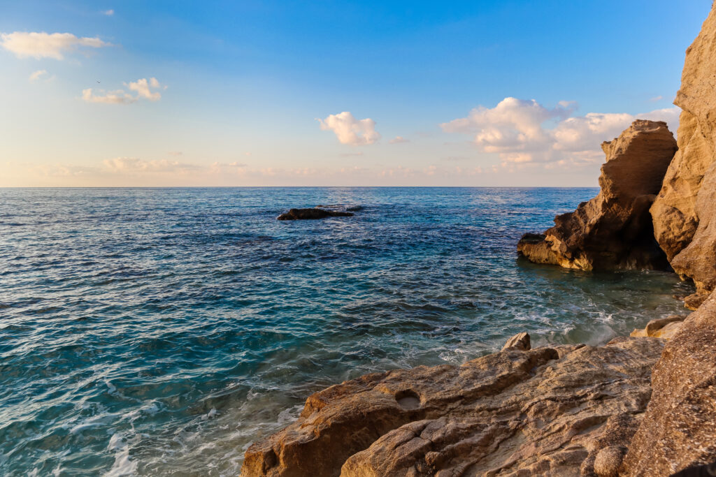 Tropea strand Dél-Olaszországban. Csodálatos naplemente egy történelmi és turisztikai helyen.