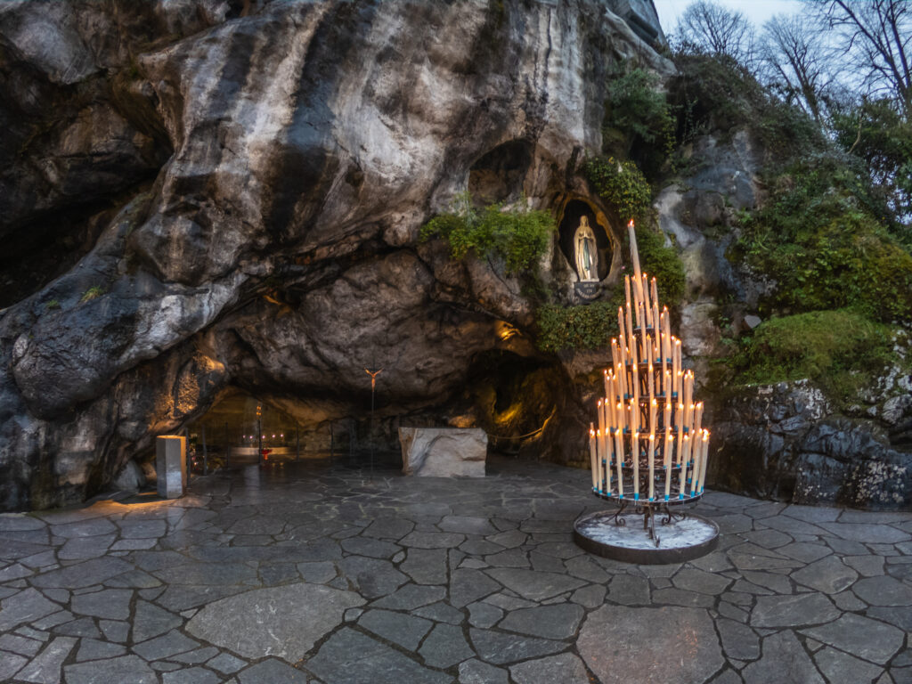 Massabielle-barlang, Lourdes, forrás, víz.