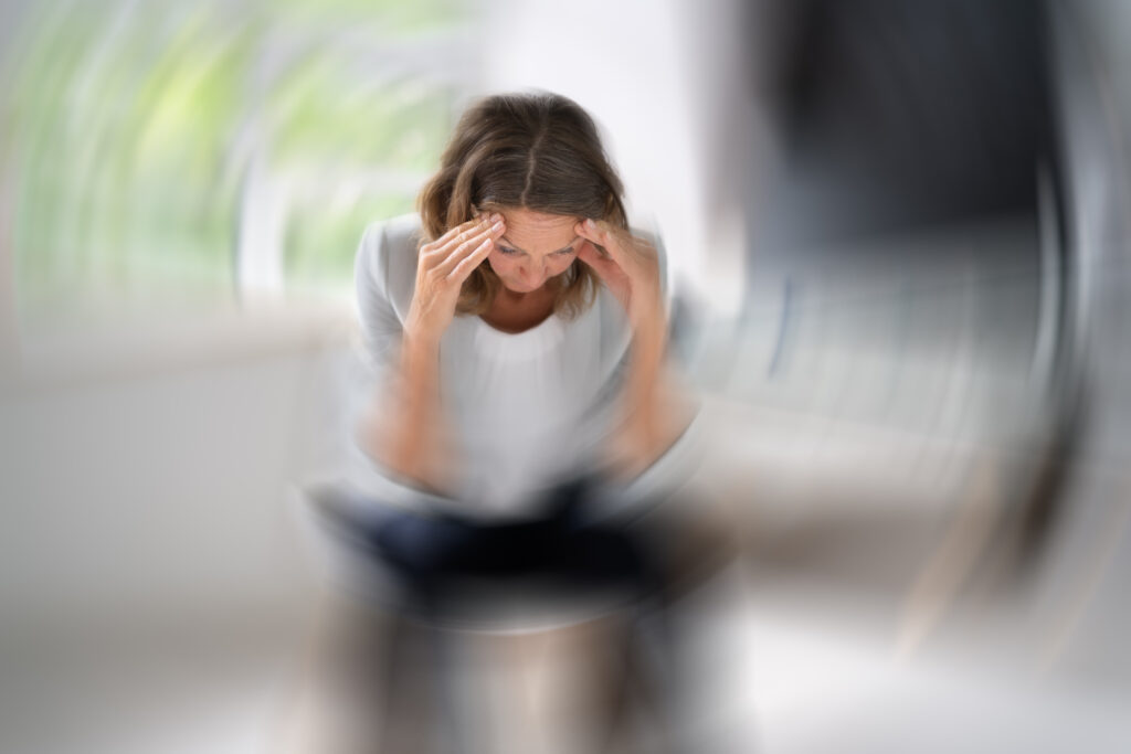 Stressztől kimerült nővel forog a világ, szédül, rosszul van.