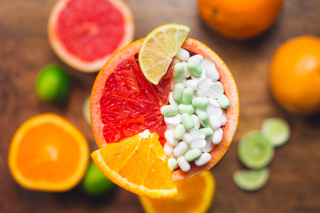C-vitamin kapszula citrusfélékkel.