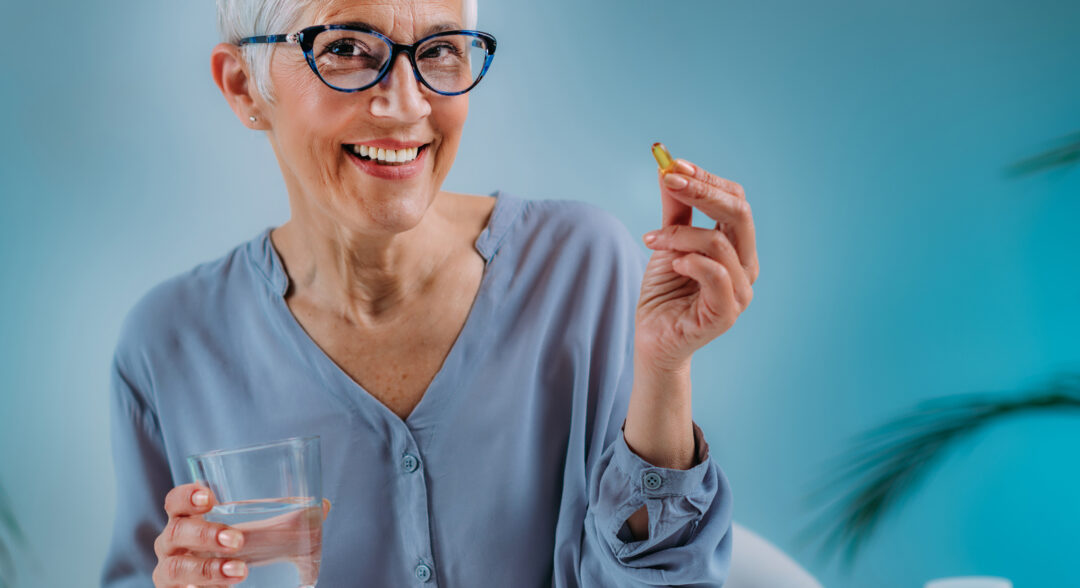 Idős nő szedi az omega 3 vitamint