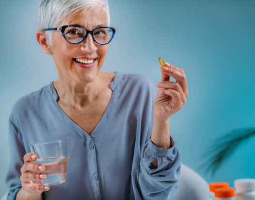 Idős nő szedi az omega 3 vitamint