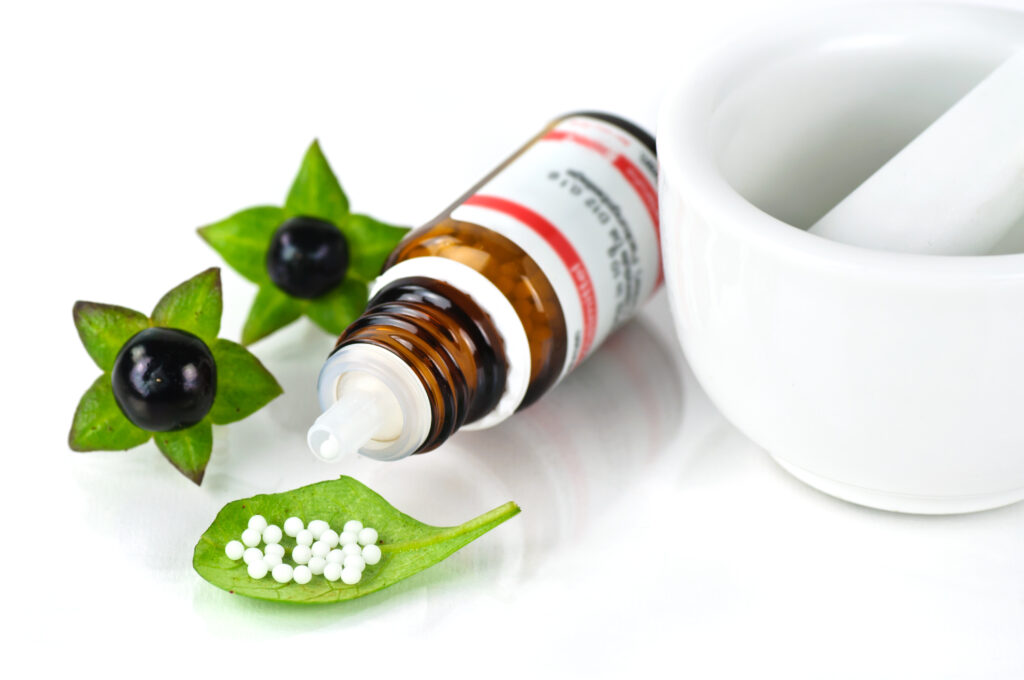 Belladonna homeopátiás golyócskák a növény termésével.