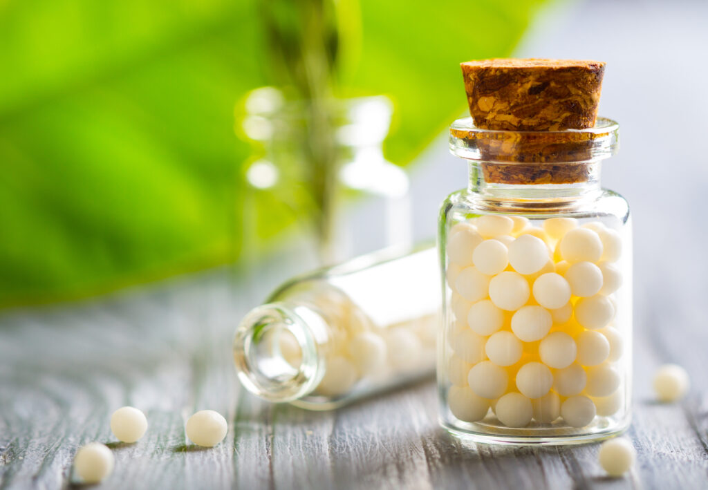 Homeopátiás golyók egy üvegcsében.