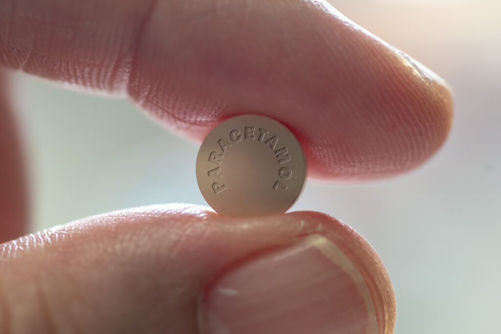 Paracetamol gyógyszer egy férfi kezében.