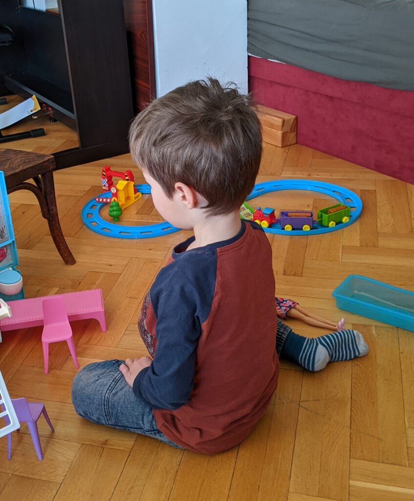 A kisgyerek még könnyedén, kiegyensúlyozottan ül