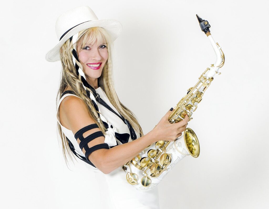 Marcellina trombitával a kezében