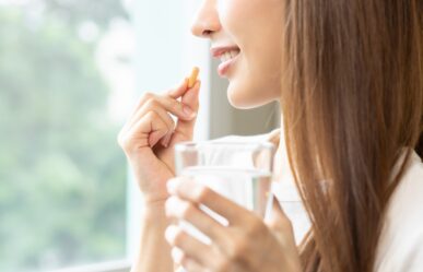 Fiatal lány szedi a vitaminokat
